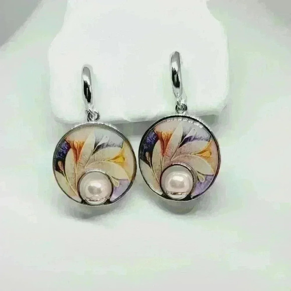 NWOT Elegant Enamel Round Painted Earrings - Picture 1 of 4
